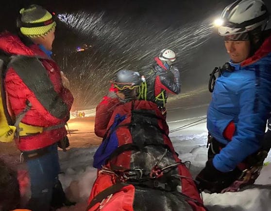 Bei einem Absturz im Bereich des Hintertuxer Gletscherskigebiets hat ein 29-jähriger Chinese am Samstag schwere Verletzungen erlitten. 