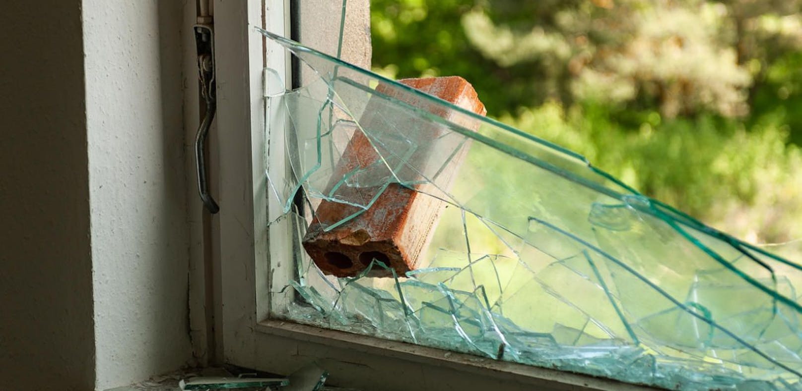 Der Mann warf einen Ziegelstein in das Fenster und ergriff die Flucht.