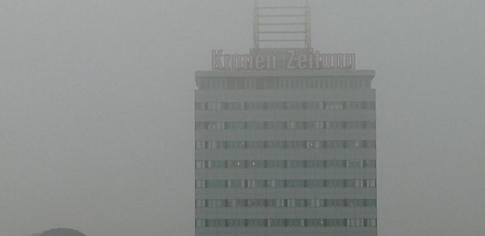 Dichte Wolken und Nebel umhüllen das "Krone"-Redaktionsgebäude in der Muthgasse in Wien-Döbling.