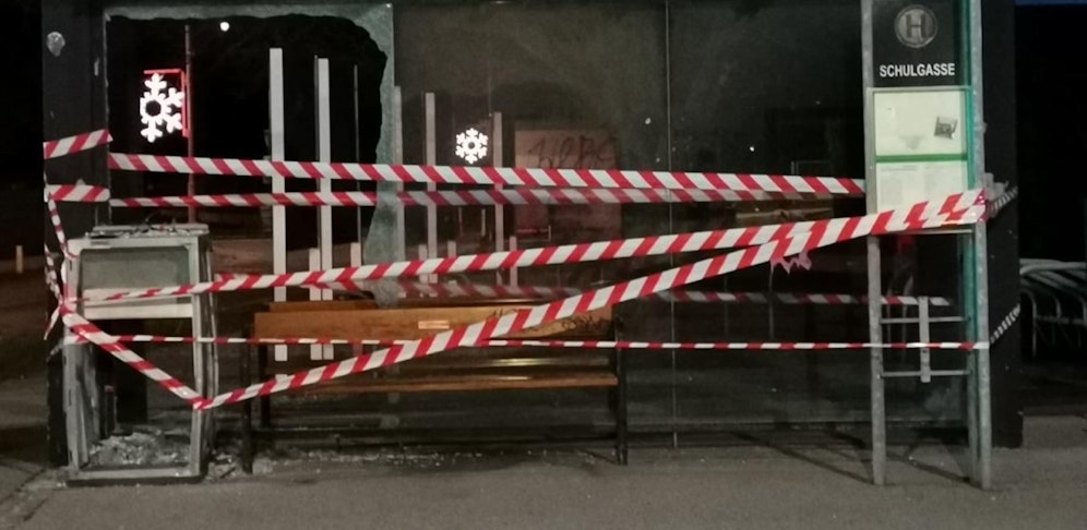 Die gesprengte Haltestelle in Gerasdorf.