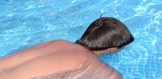 Am Donnerstagabend wurde ein 16-Jähriger leblos aus einem Freibad geborgen. Er befindet sich in intensivmedizinischer Betreuung. (Symbolfoto)