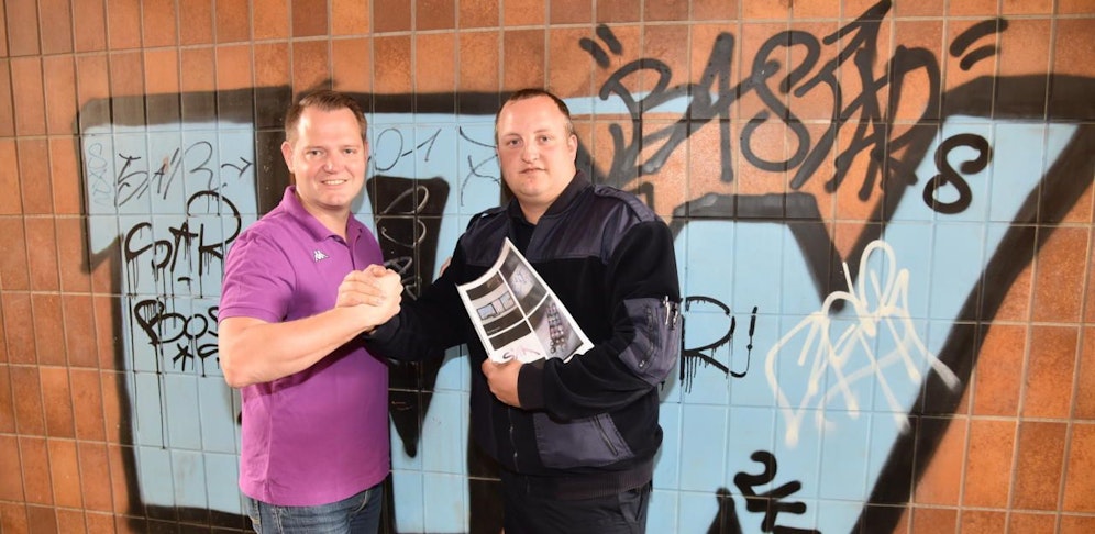 Gerhard Zwinz (re.) brachte die Polizei auf die richtige Fährte. Vize-Stadtchef Christian Samwald (li.) ersuchte den Ternitzer, jene Bereiche, an denen geschmiert wurde, im Auge zu behalten.