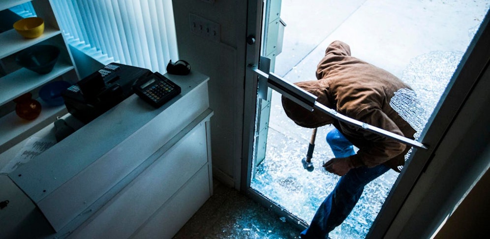 Ein mutmaßlicher Einbrecher wurde von der Polizei geschnappt, ging dann auf die Beamten los. (Symbolbild)