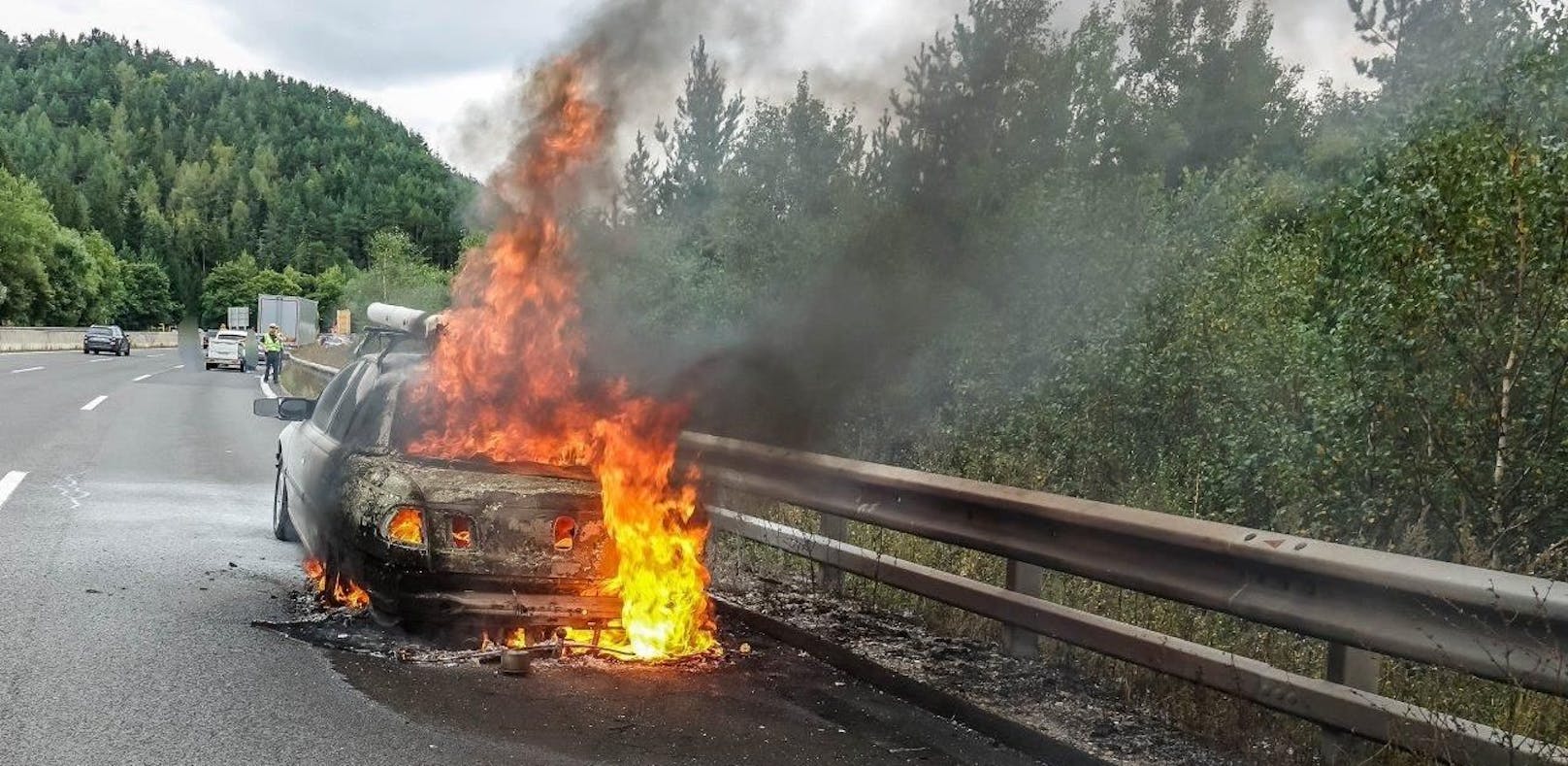 Pkw brannte aus: Ehepaar rettet sich aus Auto