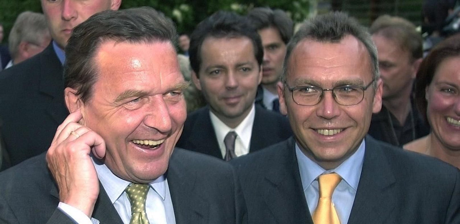 Gerhard Schröder und Alfred Gusenbauer machen Karriere, ihre SP-Parteien reagieren gereizt.