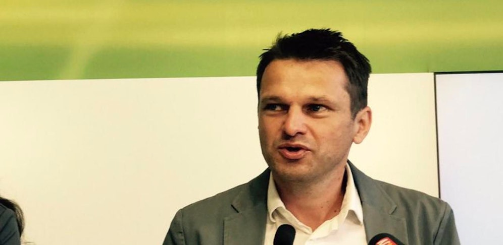 Grüner Klubchef Albert Steinhauser stellt neue Kandidatin Ulli Fischer vor. 