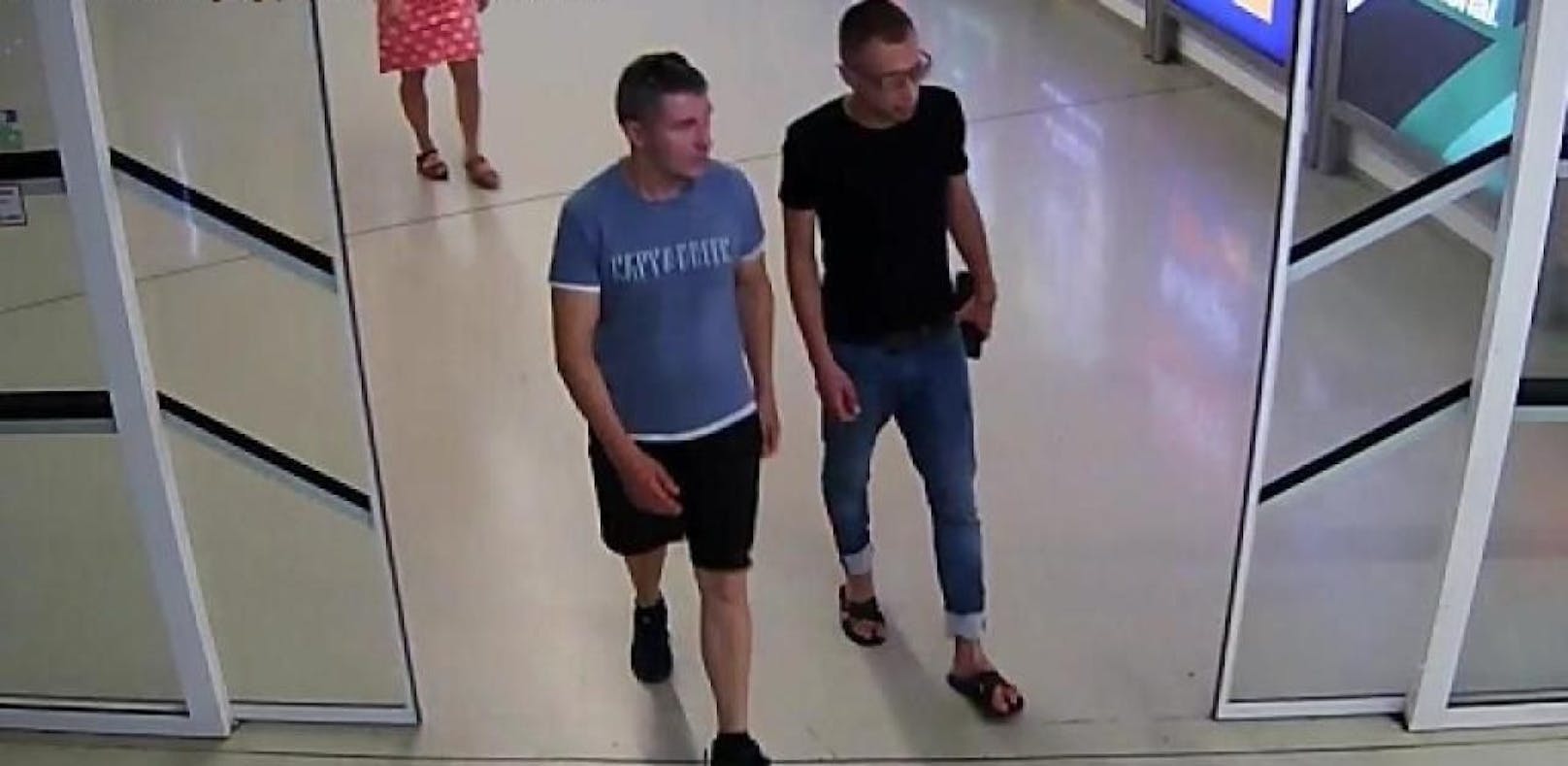 Die beiden Verdächtigen wurden am Flughafen Wien gefilmt.