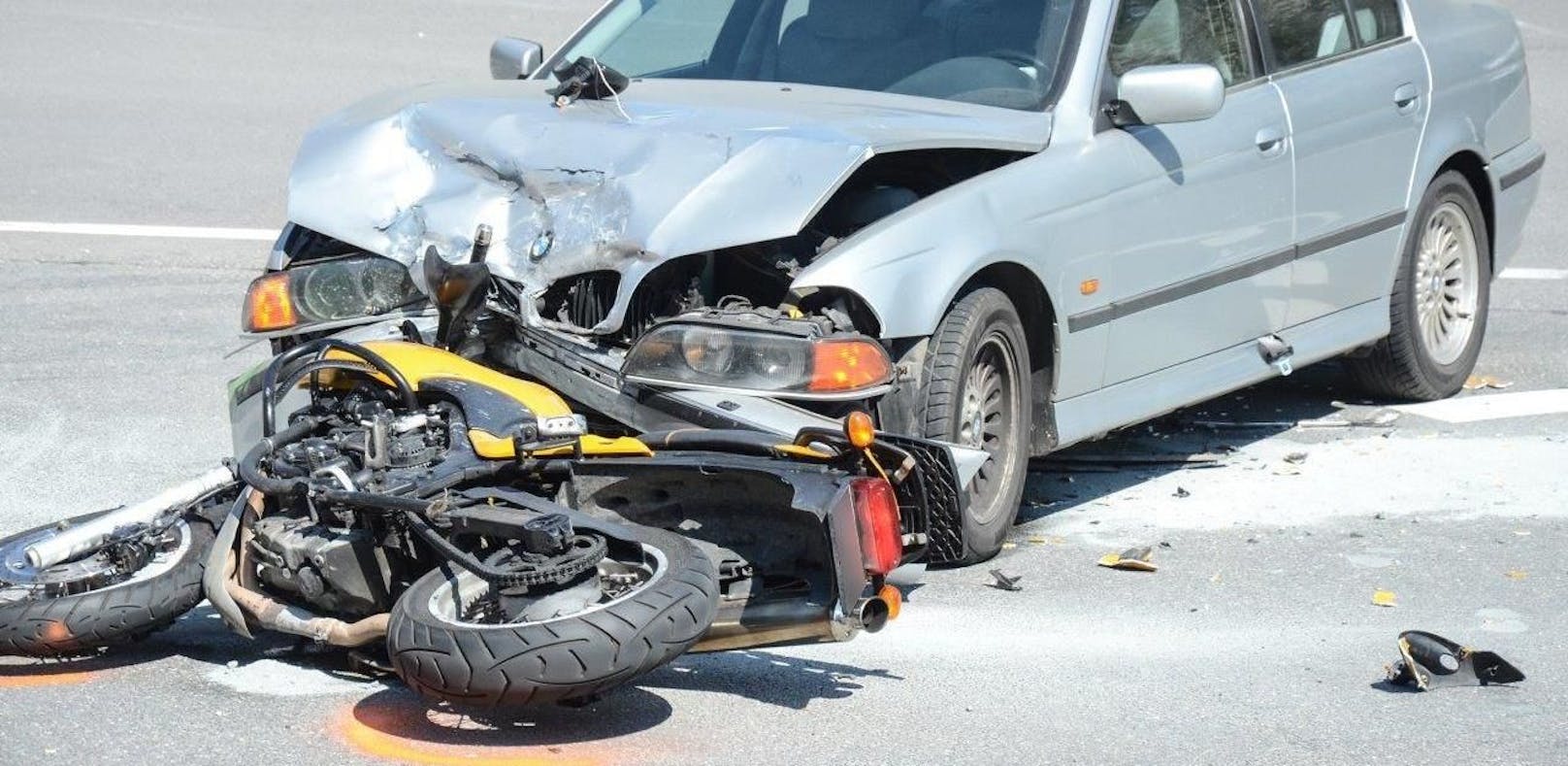 Schwerer Unfall: Motorrad frontal gegen Auto