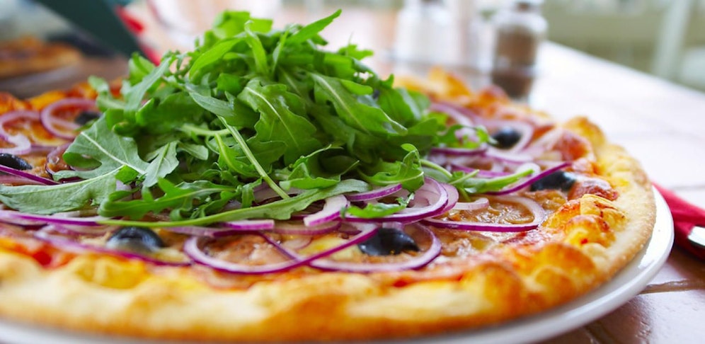 Neben leckerer Pizza trug ein Lieferant auch eine Schreckschusspistole bei sich. (Symbolbild)