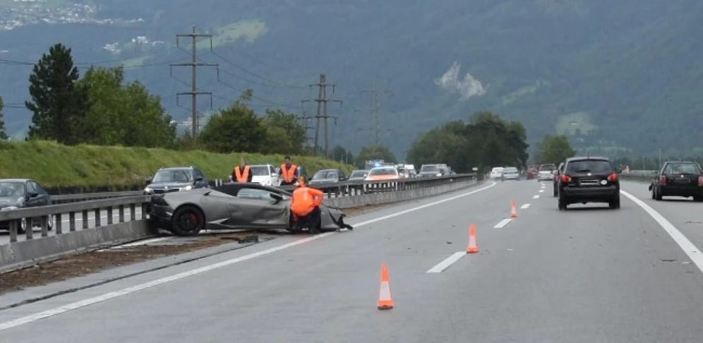 Der Lamborgini crashte in die Leitplanke