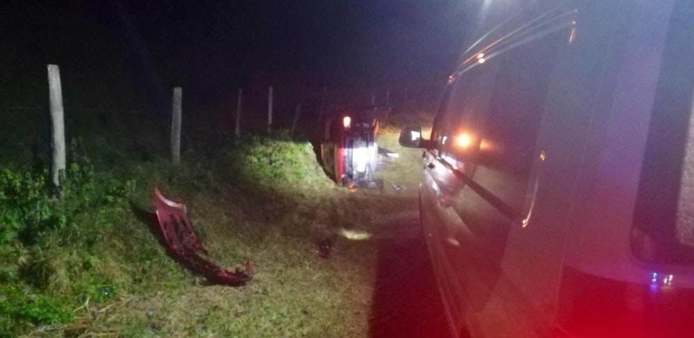 Der Wagen landete im Straßengraben auf der Seite.