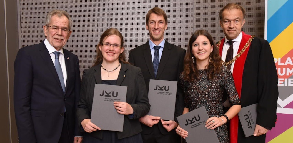 Bundespräsident Alexander Van der Bellen (v.li.), die Ausgezeichneten Johanna Novacek, Peter Gangl und Helene Anna Ranetbauer sowie Rektor Meinhard Lukas