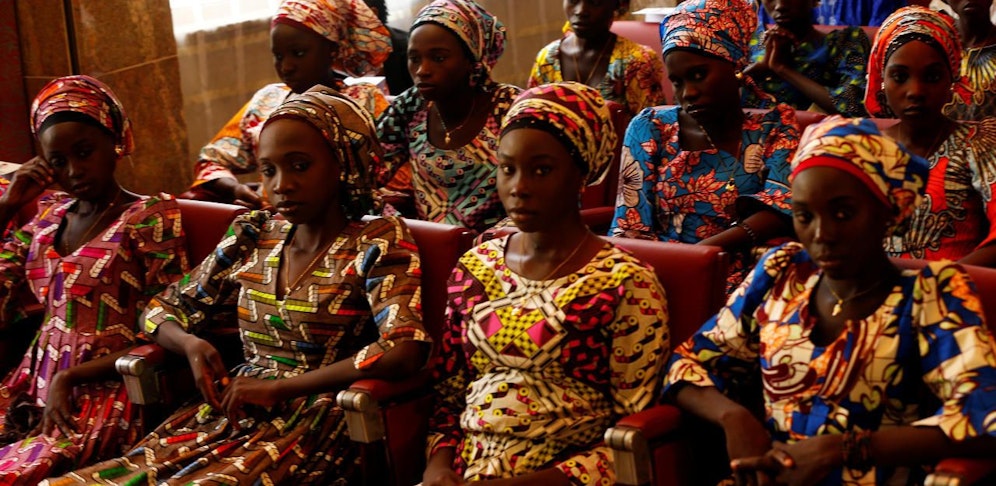 21 Chibok-Mädchen, die im Oktober 2016 von Boko Haram freigelassen wurden an einem Meeting mit dem nigerianischen Präsidenten. (Archivbild) 