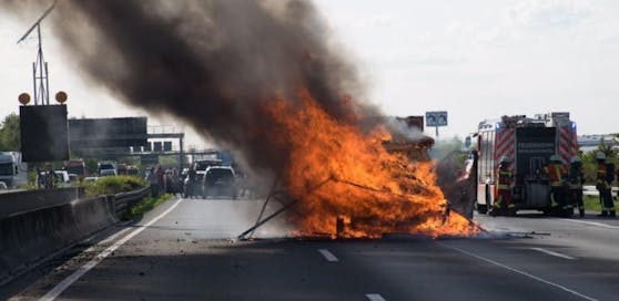Ein Foto des brennenden Kleinlastwagens.