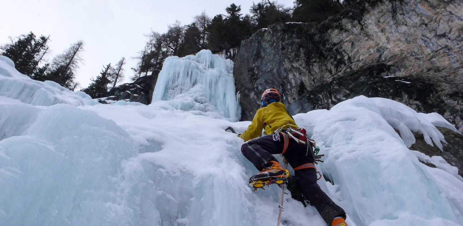 (Symbolfoto): Ein 36-jähriger Deutscher verliert beim Eisklettern im sogenannten Mixedgartl (Bezirk Imst) den Halt und stürzt sechs Meter in die Tiefe