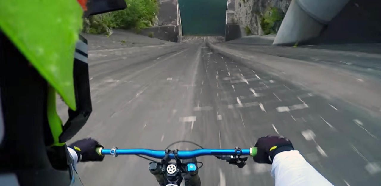 Heute.at - Irrer Mountainbiker stürzt sich Staudamm hinunter