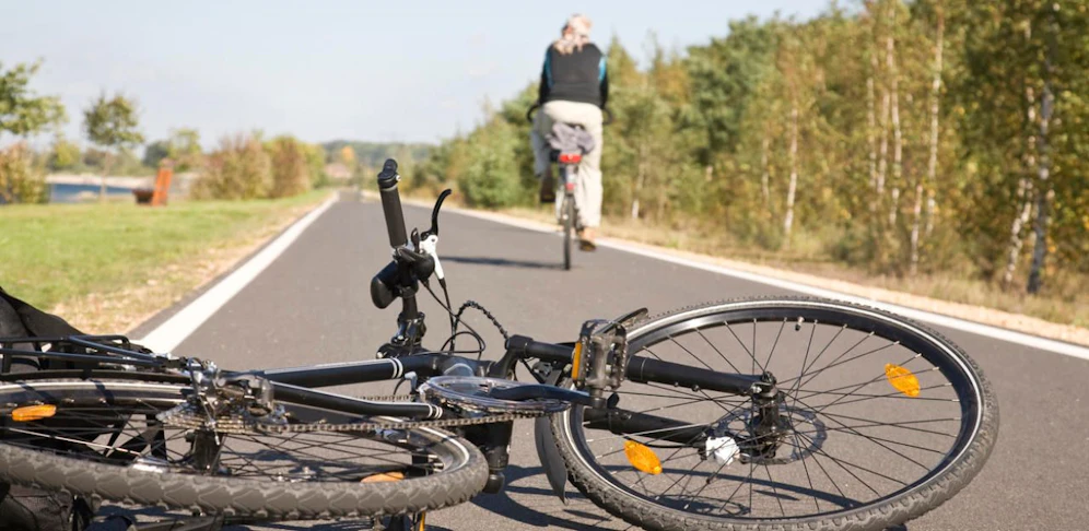 Der Radfahrer ließ die 17-jährige Radlern einfach liegen