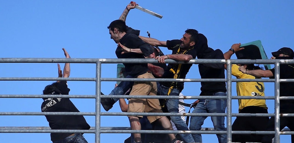 Hooligans haben beim griechischen Pokalfinale eine Spur der Gewalt und Verwüstung hinterlassen. 