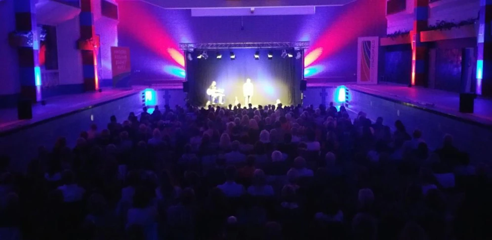 Volles Becken beim Auftritt von Gerold Rudle im Hallenbad-Becken in Gänserndorf.