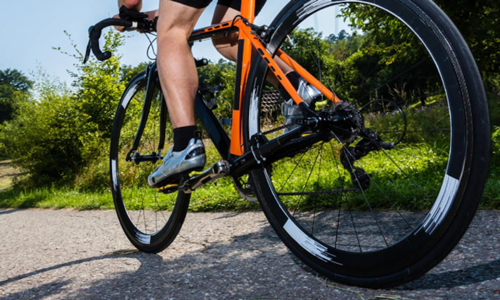 Der Rennradfahrer kam bei der Kollision zu Sturz und verletzte sich