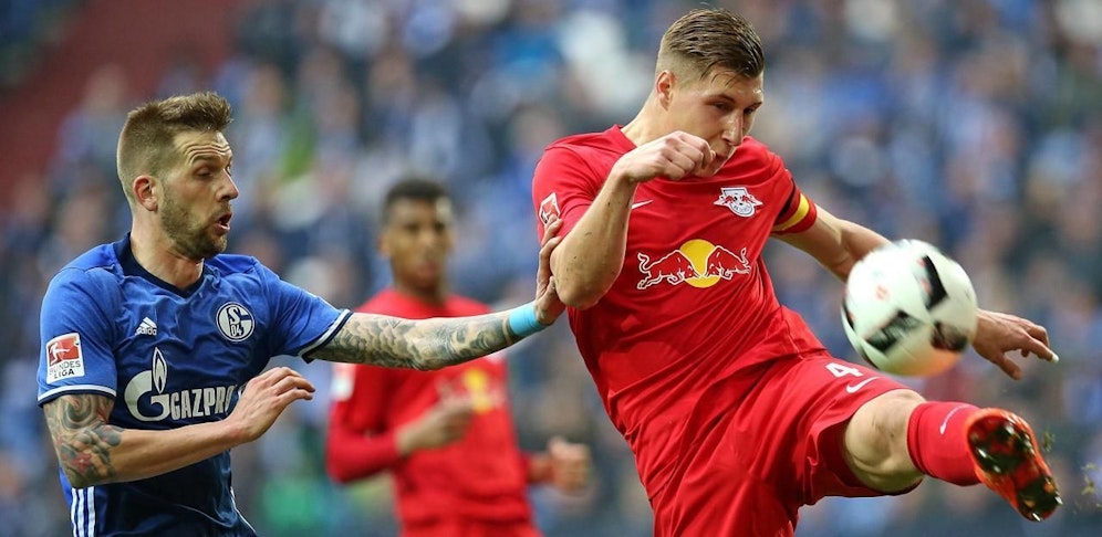 23.04.2017, Fussball 1. Bundesliga 2016/2017, 30.Spieltag, FC Schalke 04 - RB Leipzig, in der VELTINS-Arena Gelsenkirchen. v.l. Guido Burgstaller (Schalke) gegen Willi Orban (RB Leipzig) PUBLICATIONxNOTxINxSUI  23 04 2017 Football 1 Bundesliga 2016 2017 30 Matchday FC Schalke 04 RB Leipzig in the Veltins Arena Gelsenkirchen v l Guido Burgstaller Schalke against Willi Orban RB Leipzig PUBLICATIONxNOTxINxSUI  