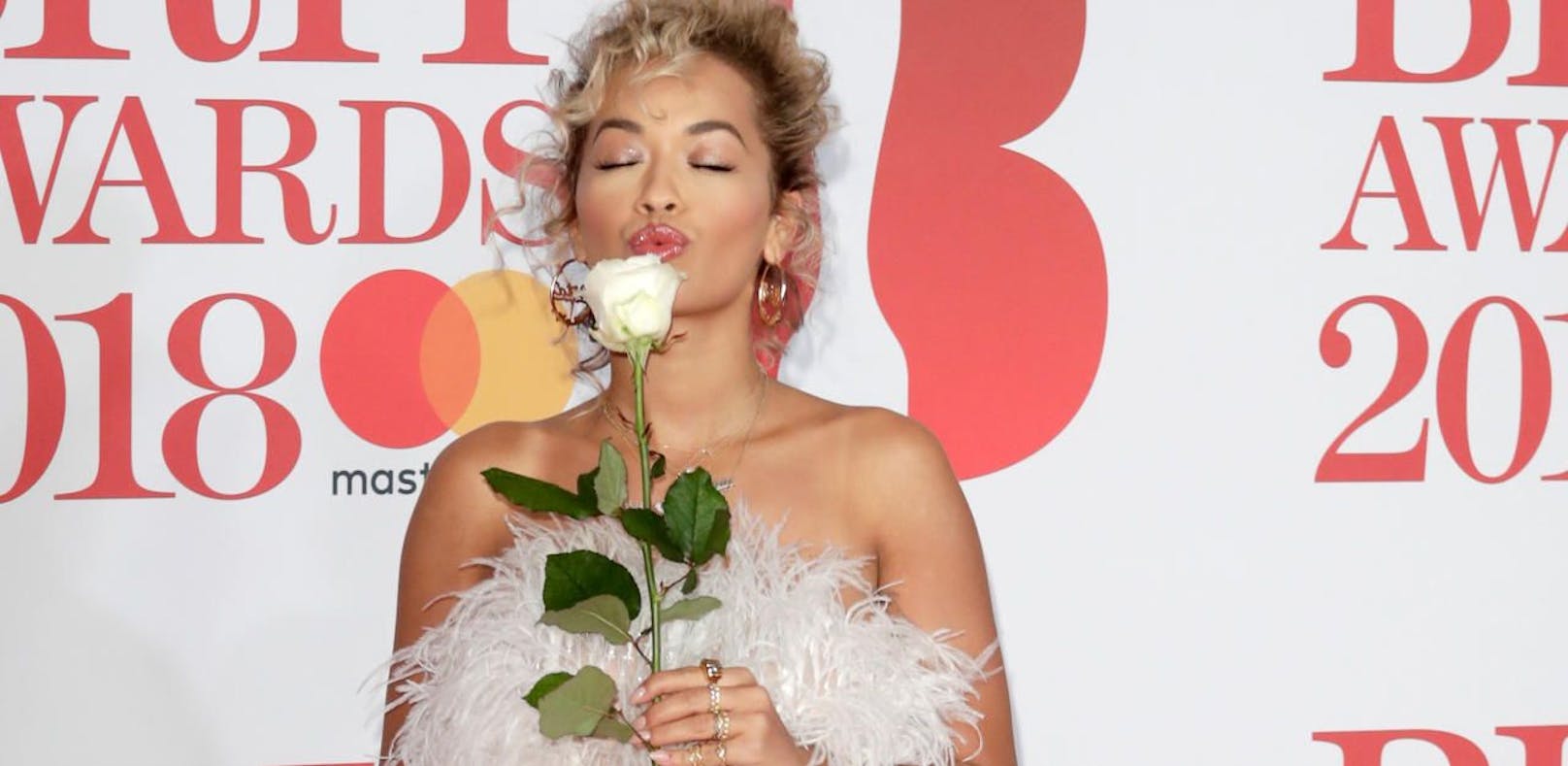 Brit Awards: Liebe, Rosen und falsche Federn