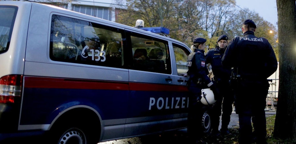 Die Beamten konnten den Verdächtigen in Tatortnähe antreffen und festnehmen.