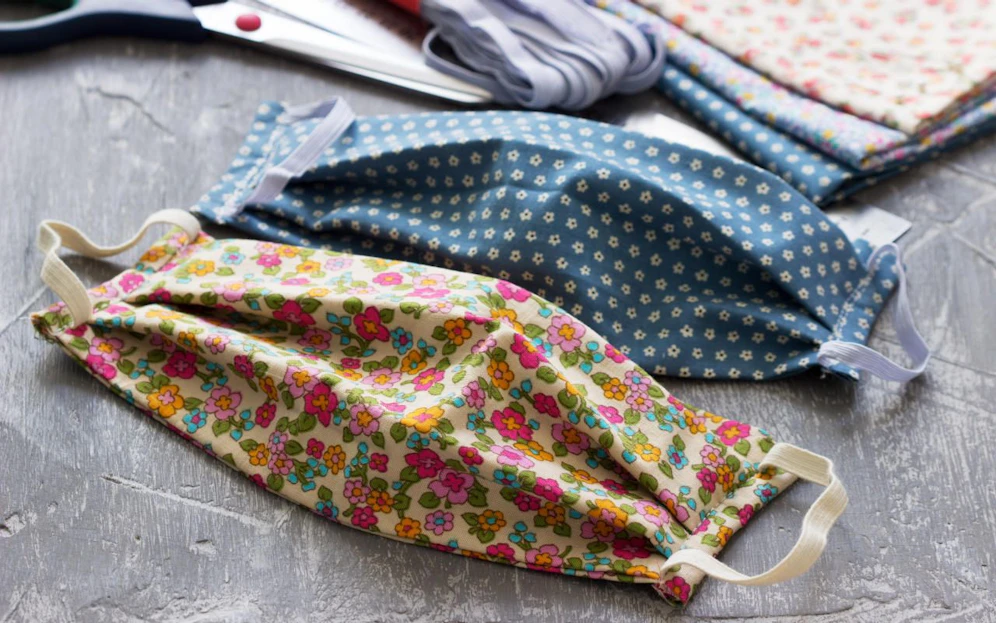 Auf keinen Fall sollte man die Maske nach dem Tragen einfach irgendwo liegen und trocknen lassen.