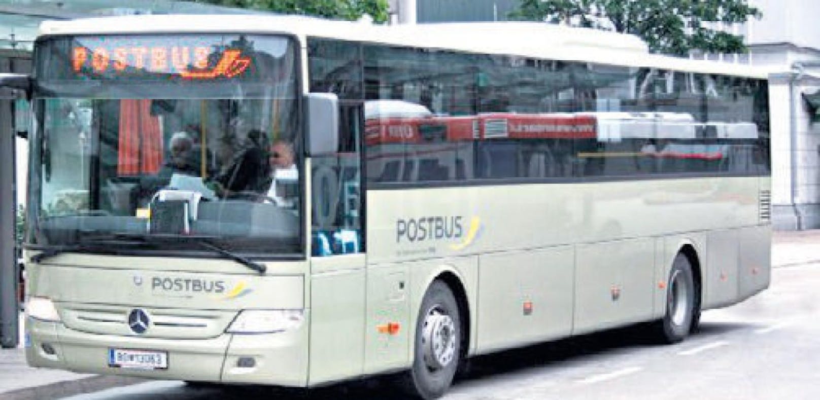 Frontalcrash: Lenker krachte gegen Postbus