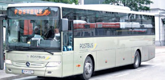 Lenker krachte gegen Postbus. 