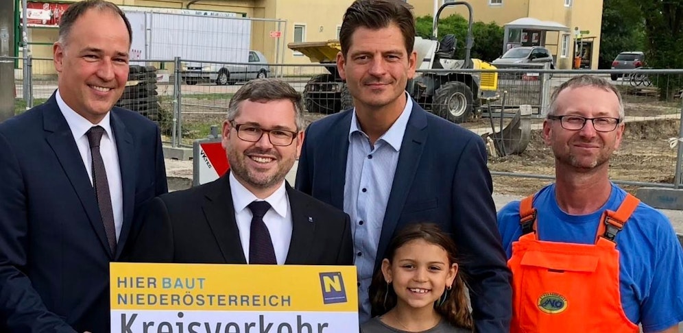Landesrat Ludwig Schleritzko (VP) gemeinsam mit Magdalena und Hannes Koza (VP) bei der Eröffnung des Bauprojektes. 