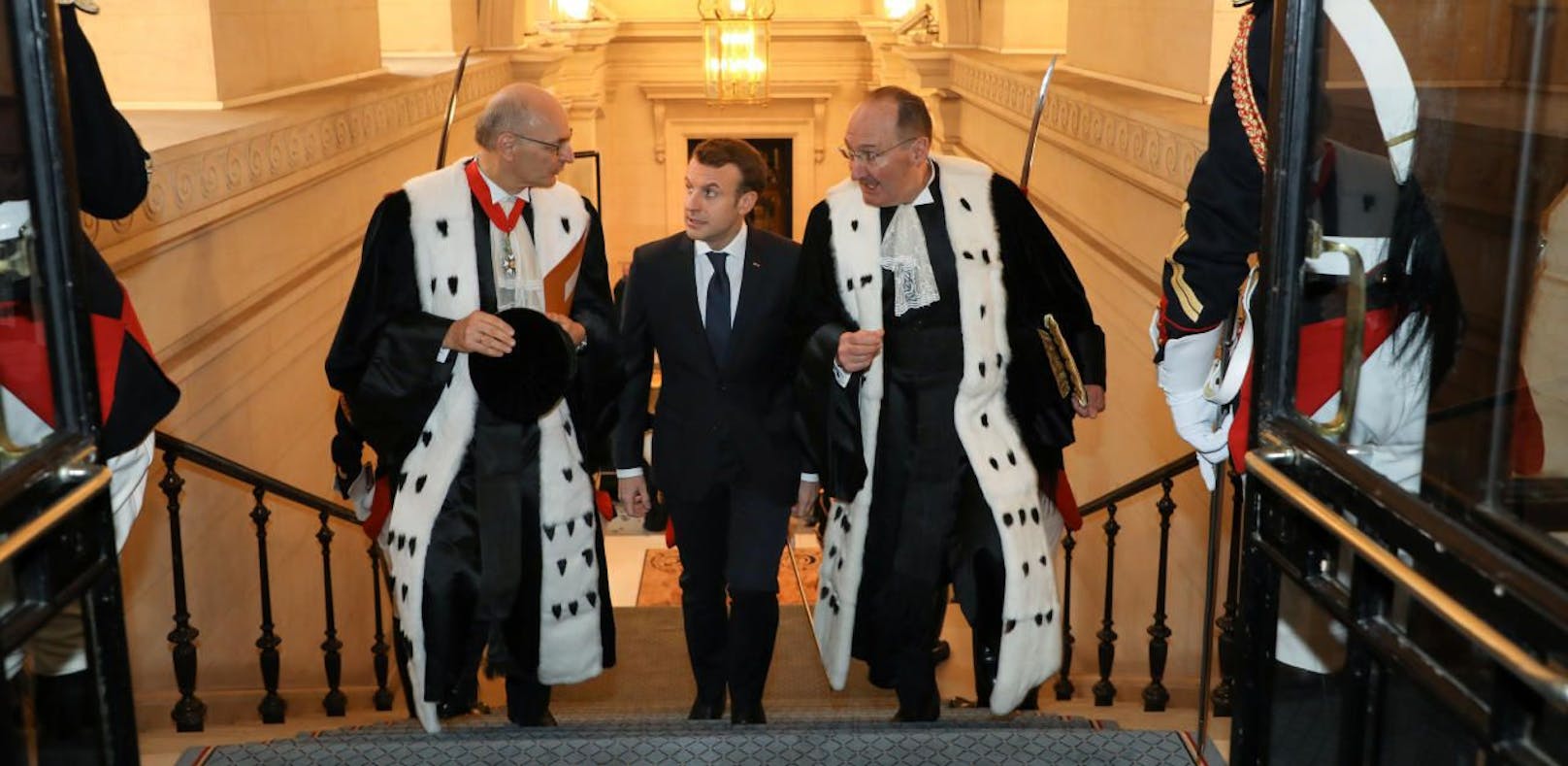 Frankreichs Präsident Emmanuel Macron, flankiert von Didier Migaud, Präsident des Rechnungshofs und Generalstaatsanwalt Gilles Johanet.