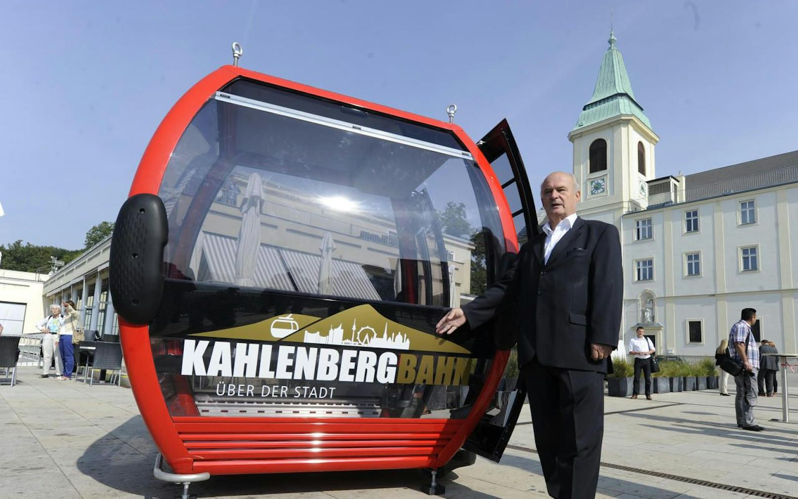 Schon 2013 war ein Konzept für die Kahlenberg-Seilbahn präsentiert worden (im Bild die Gondel mit Bezirkschef Adi Tiller (ÖVP). Jetzt gibt es einen neuen Anlauf für die Gondelbahn.