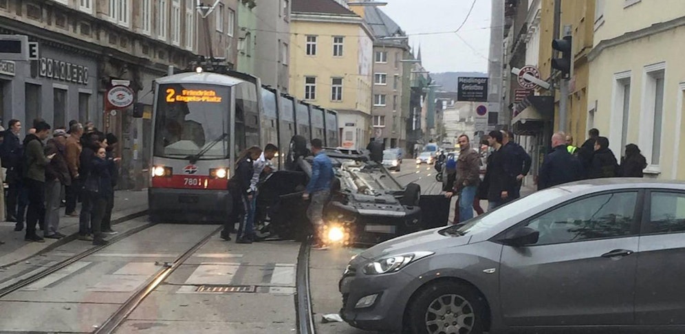 Autounfall 16.Bezirk Auto liegt auf Dach Person eingesperrt