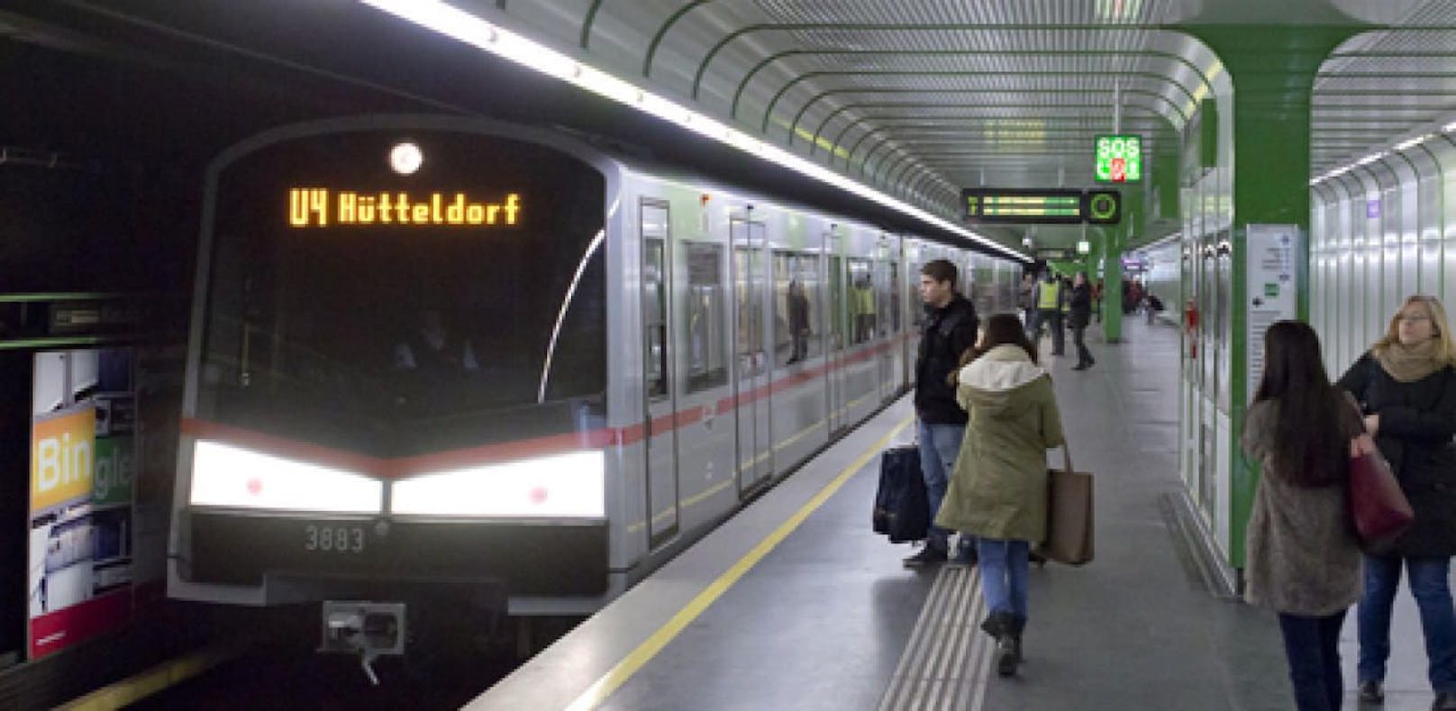 Lebensrettung in der U-Bahnstation Schottenring in der Wiener City. 