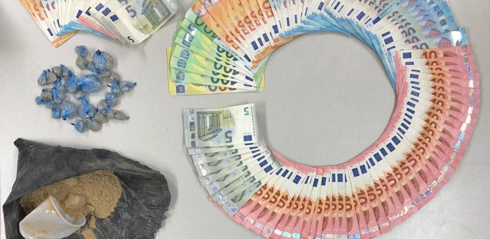 Die Beamte konnten eine beträchtliche Summe Bargeld und rund 600 Gramm Heroin sicherstellen. 