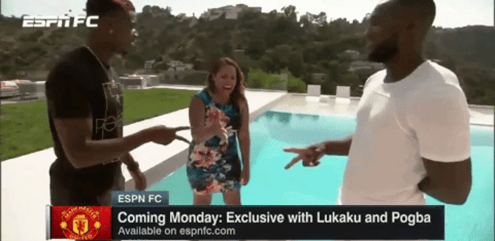 Pogba kennt keine Gnade: Nach dem verlorenen "Stein-Schere-Papier" landet die Journalistin kurzerhand im Pool. 