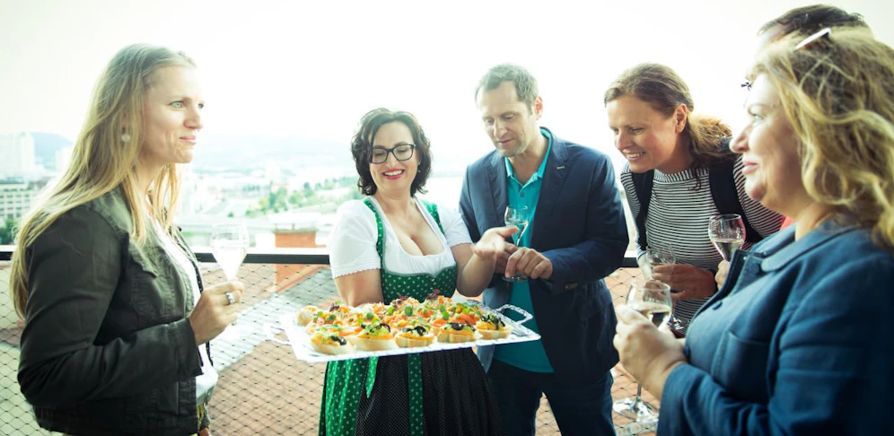 Sonja Kimeswenger (im Dirndl) zeigt ihren Gästen die kulinarische Seite von Linz. 