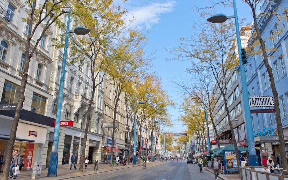 Download von www.picturedesk.com am 26.04.2019 (09:12).  © Christian M. KREUZIGER/picturedesk.com - Wien, Mariahilferstraße: Seit August ist die bekannte Einkaufsstraße als Fußgängerzone oder Begegnungszone vom Durchzugsverkehr befreit. Diese Lösung ist heftig umstritten und wird diskutiert. Lokalaugenschein am 15. Oktober nachmittags. - 20131015_PD10311