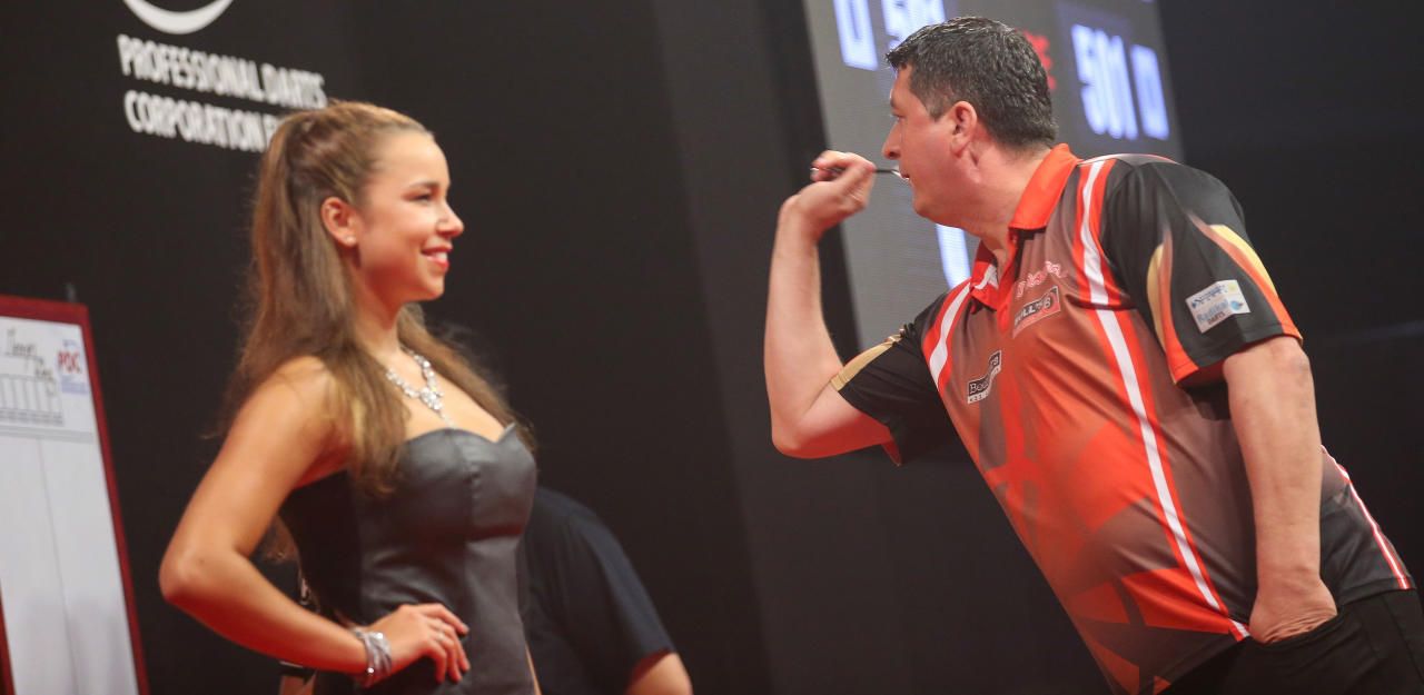 Heute.at - Zu sexy? Darts-Verband verbannt die Walk-On-Girls