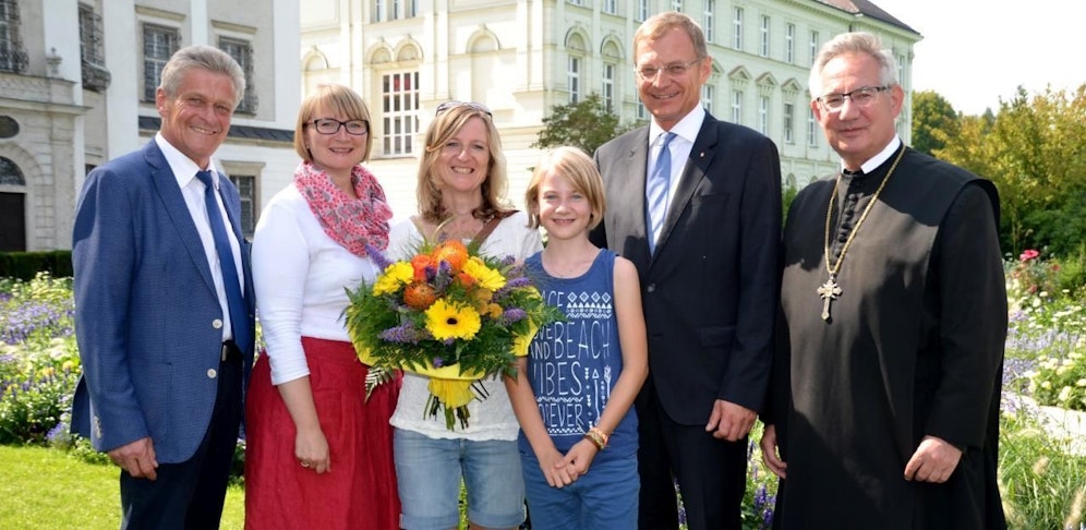 LH Thoma Stelzer (2.v.re.) begrüßte den 200.000. Besucher bei der oö. Landesgartenschau in Kremsmünster: Bürgermeister Gerhard Obernberger (v.li.), Gartenschau-Geschäftsführerin Karin Imlinger-Bauer, Besucher Birgit und Linda Schickmair und Abt Ambros Ebhart.