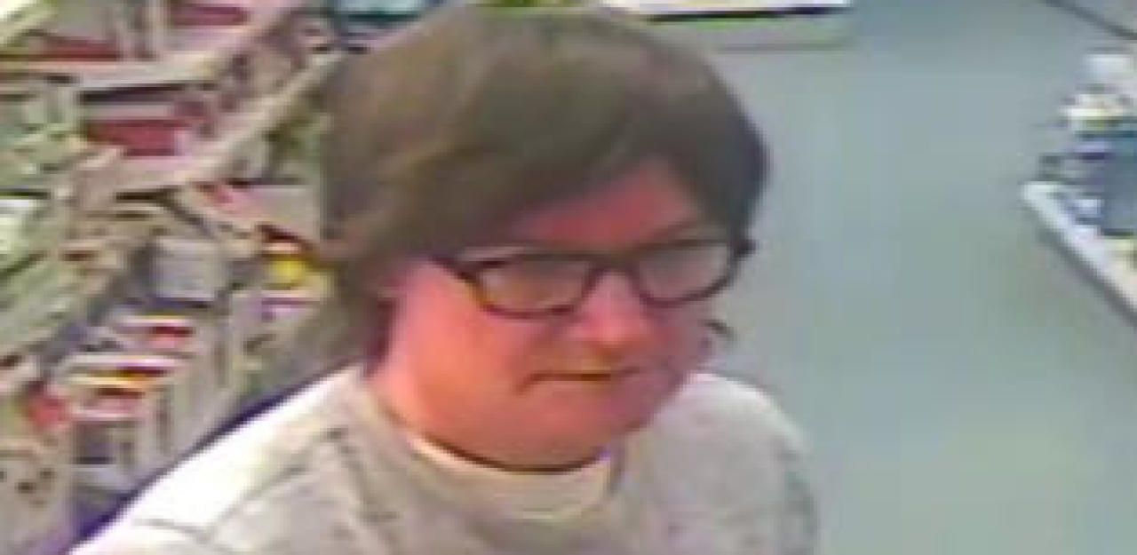 Heute.at - Explosion in Drogerie – Polizei sucht diesen Mann