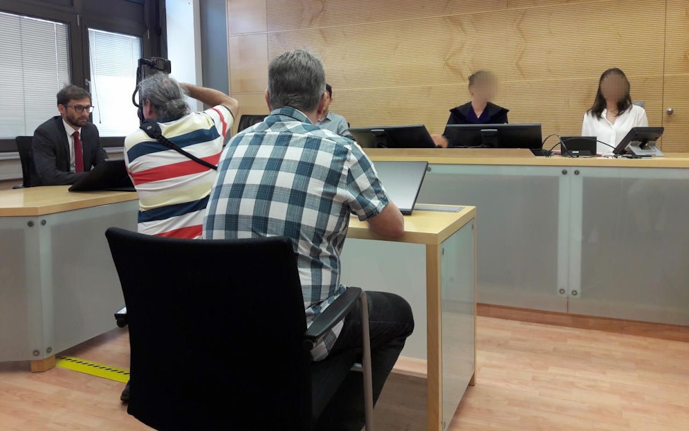 (v.l.) Rechtsanwalt René Schwetz und der Angeklagte am Freitag, 28. Juni 2019, vor Beginn des Prozesses nach einer Privatanklage von Ex-Vizekanzler und Ex-FPÖ-Chef Heinz Christian Strache wegen Ehrenbeleidigung am Landesgericht Innsbruck.