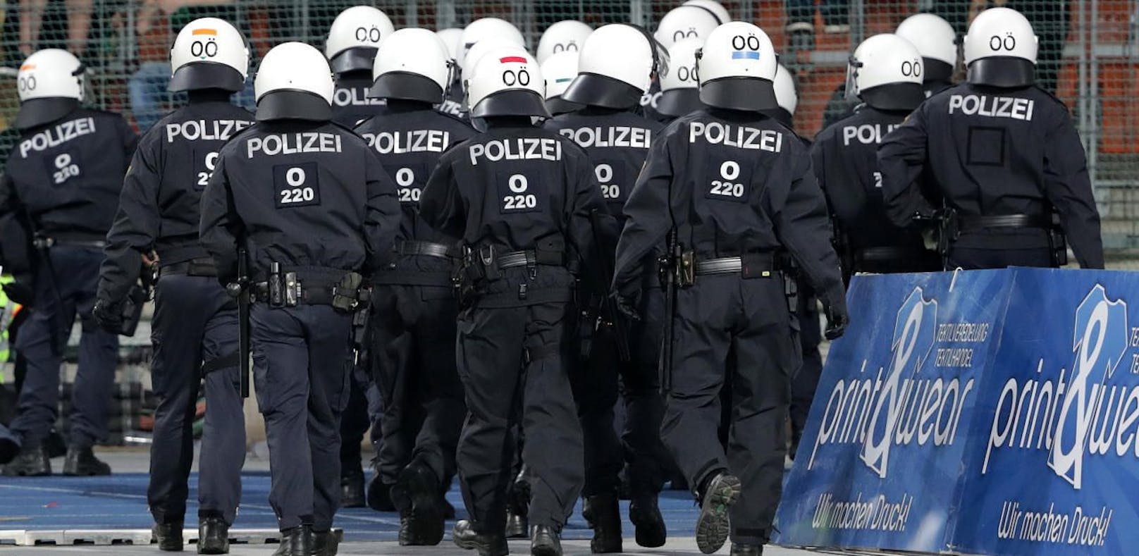 Symbolfoto eines Polizeieinsatzes bei einem Fußballspiel.