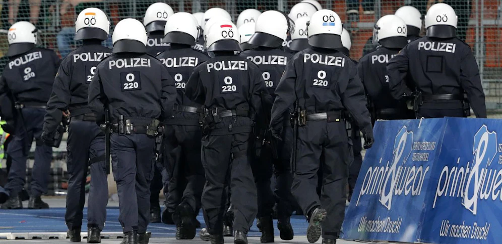 Symbolfoto eines Polizeieinsatzes bei einem Fußballspiel.