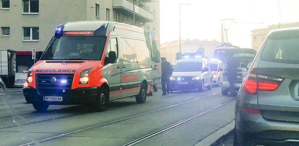 Die 73-Jährige wurde sofort in ein Spital gebracht, der Autofahrer erlitt einen Schock.