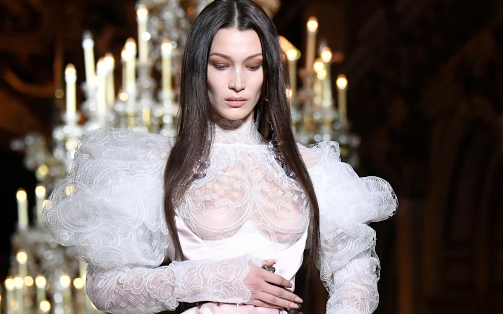 Bella Hadid schloss die Vivienne-Westwood-Show von Andreas Kronthaler als Braut.