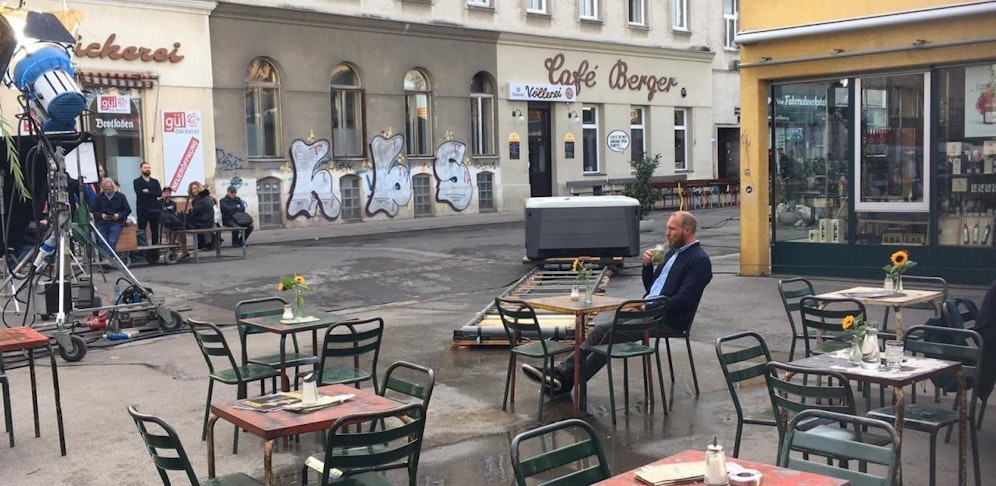 Hermann Maier beim Werbedreh am Wiener Yppenplatz.