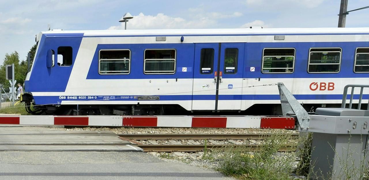 Symbolfoto eines Bahnübergangs.