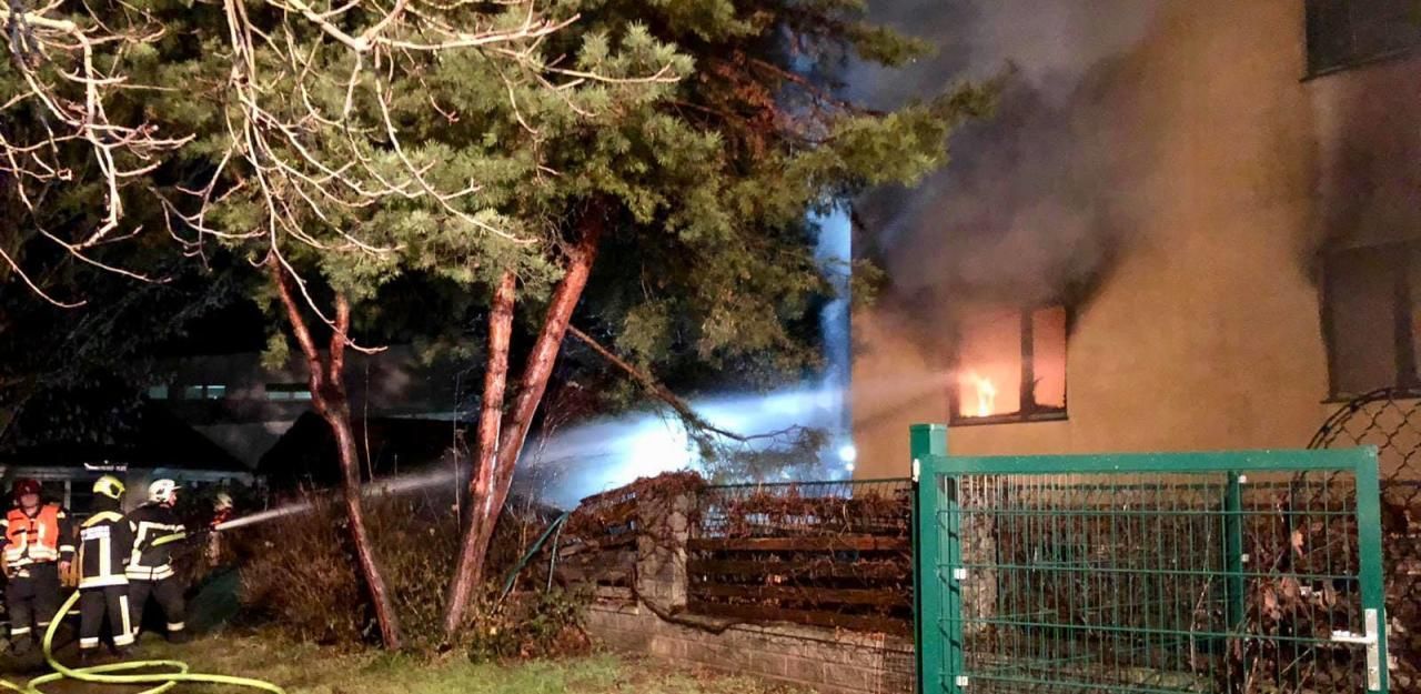 Heute.at - Haus stand nach Explosion lichterloh in Flammen